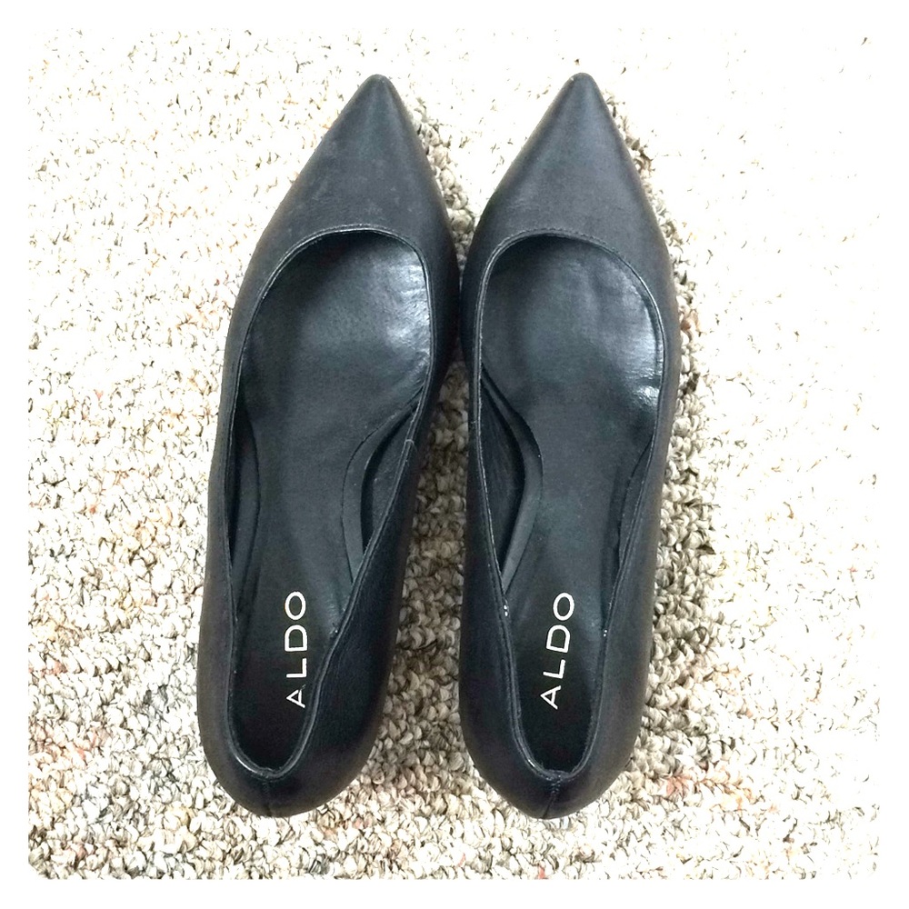 Black leather pointed toe pumps heels
